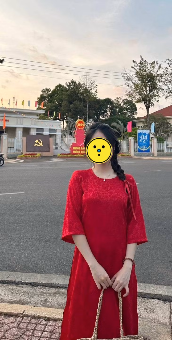 Lê Tuấn Khang, sinh năm 2002, là cái tên gây sốt trên TikTok suốt thời gian qua. Từ một chàng trai miền Tây chỉ học hết lớp 7, Khang bất ngờ nổi tiếng nhờ những video chân chất về chuyện chăn vịt và cuộc sống làng quê. Với lối kể chuyện hài hước, ý tưởng độc lạ và cách dàn dựng mộc mạc, anh nhanh chóng chiếm trọn cảm tình của hàng triệu khán giả.