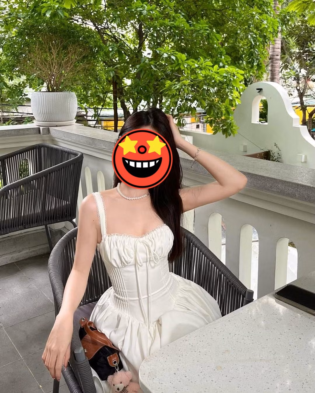 Theo một số “thám tử mạng”, Lê Tuấn Khang và bạn gái tin đồn thường xuyên tương tác trên MXH với nhau. Nam TikToker nhiều lần bị bắt gặp thả icon “thương thương” mỗi khi bạn gái đăng ảnh và ngược lại.