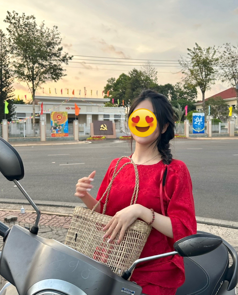 Được biết, bạn gái tin đồn của Lê Tuấn Khang là một hot girl, sở hữu khoảng gần 17k người theo dõi trên TikTok. Ngoài ra, các nền tảng MXH khác của cô nàng cũng rất kín tiếng.