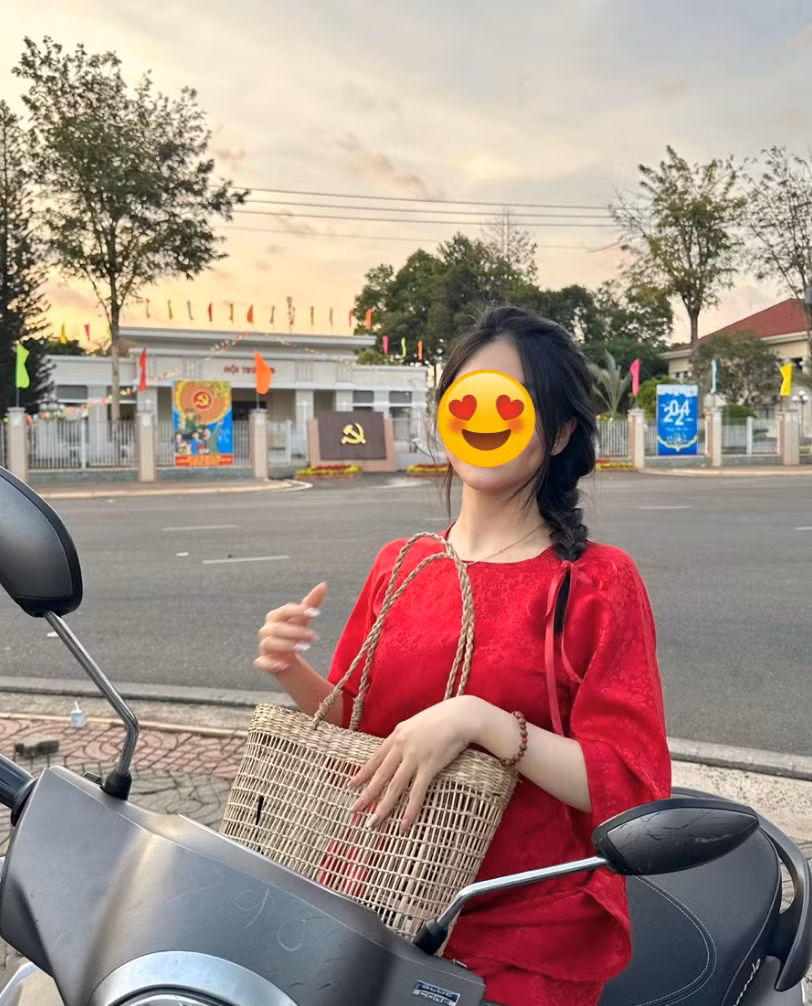 Được biết, bạn gái tin đồn của Lê Tuấn Khang là một hot girl, sở hữu khoảng gần 17k người theo dõi trên TikTok. Ngoài ra, các nền tảng MXH khác của cô nàng cũng rất kín tiếng.