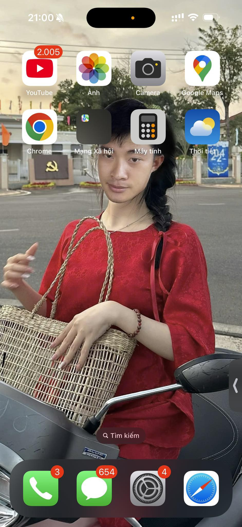 TikToker Lê Tuấn Khang chụp lại màn hình điện thoại, ghép hình ảnh mặt mình vào hình cô gái và hóm hỉnh bày tỏ: “Thú thật với anh chị luôn là….”. Động thái này của hiện tượng mạng khiến dân mạng cho hay anh chàng cũng đang úp mở về chuyện tình cảm của mình, không phủ nhận cũng không khẳng định.