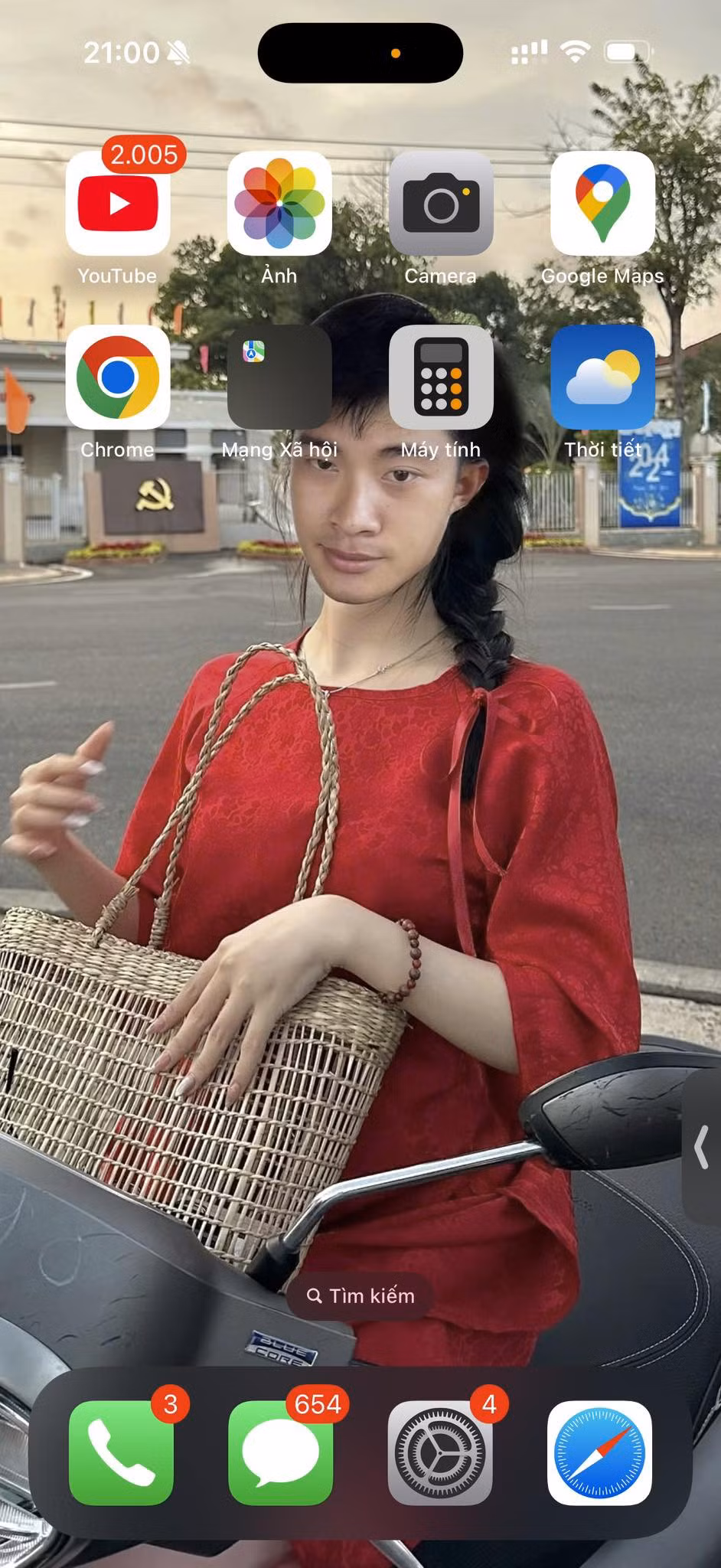 TikToker Lê Tuấn Khang chụp lại màn hình điện thoại, ghép hình ảnh mặt mình vào hình cô gái và hóm hỉnh bày tỏ: “Thú thật với anh chị luôn là….”. Động thái này của hiện tượng mạng khiến dân mạng cho hay anh chàng cũng đang úp mở về chuyện tình cảm của mình, không phủ nhận cũng không khẳng định.