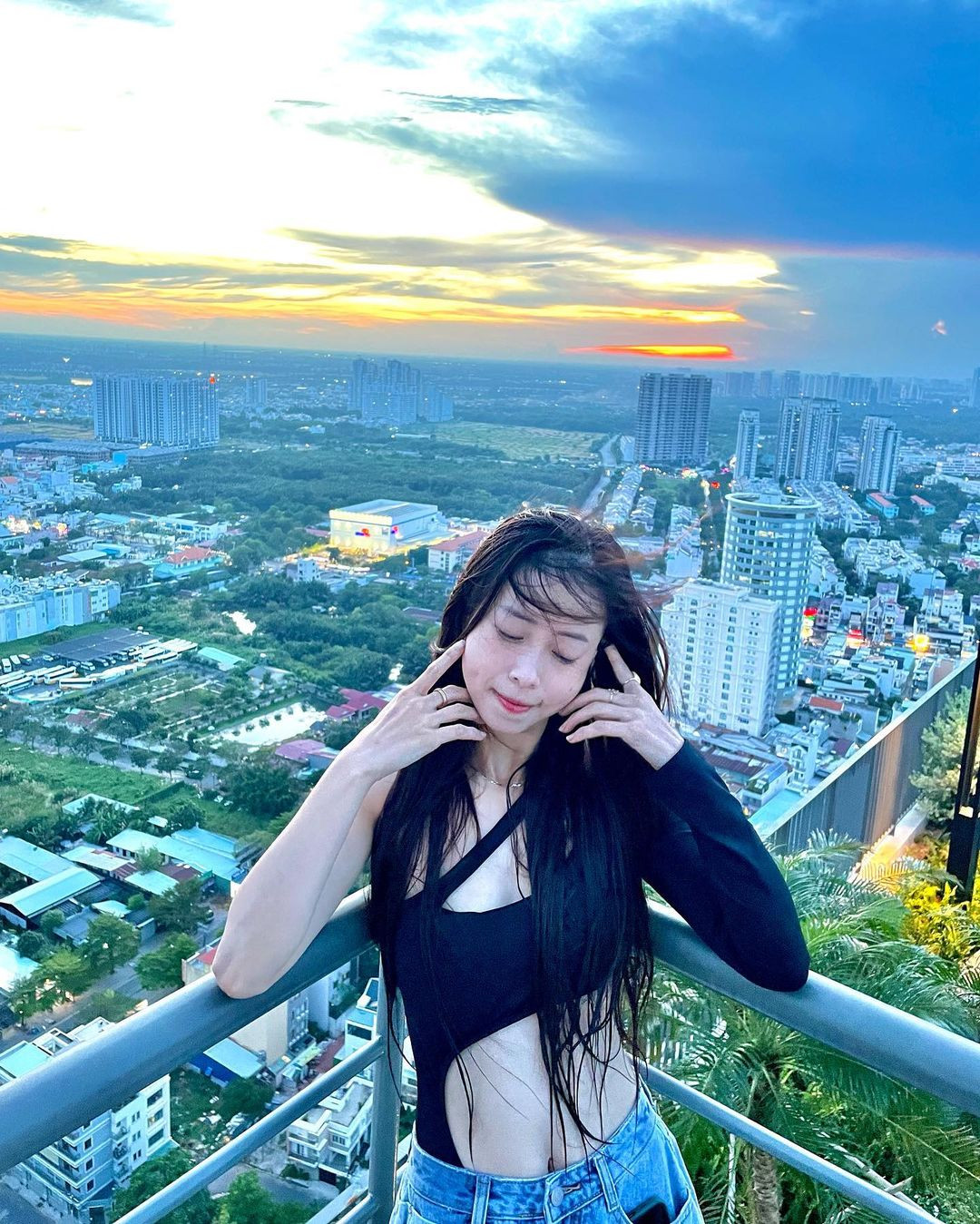 Khoe dáng bên bể bơi, hot girl làng gõ làm netizen "đứng hình" Khoe dang ben be boi, hot girl lang go lam netizen