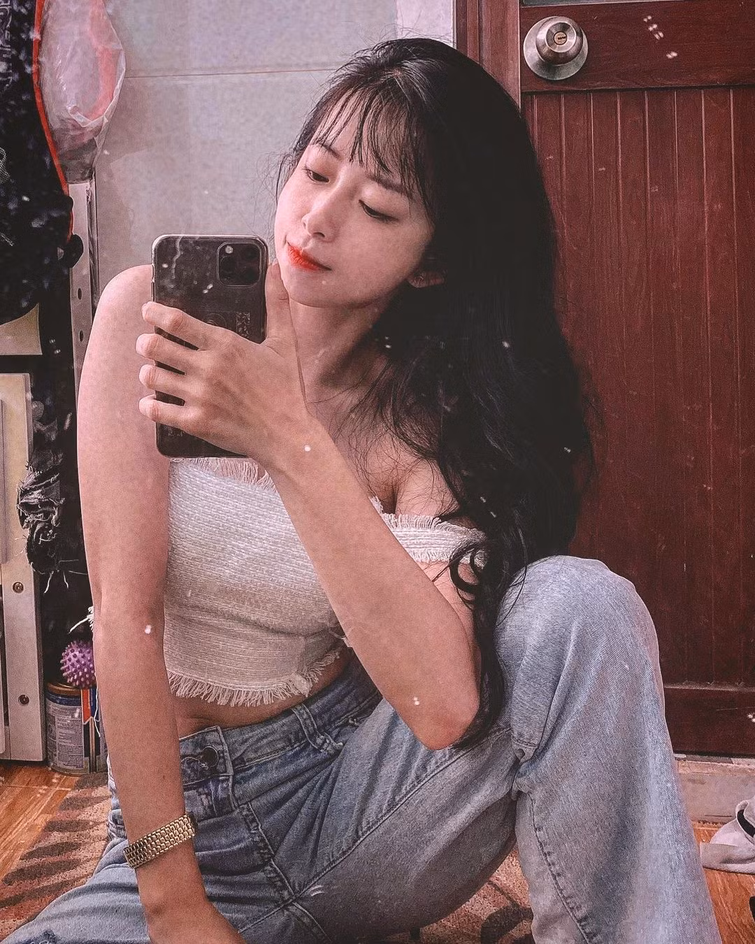 Trên trang Instagram cá nhân, Châu Tuyết Vân đã chụp những tấm ảnh khoe "vòng eo con kiến" cùng cơ bụng 6 múi khiến tất cả phải trầm trồ thích thú.