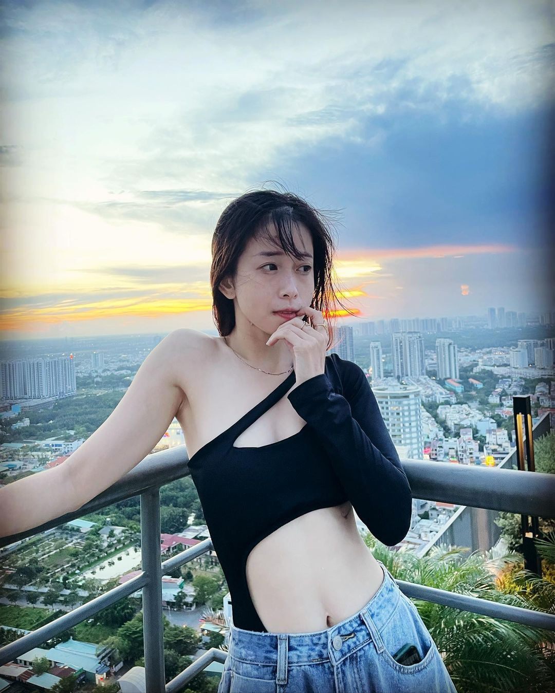 Cũng nhờ nhan sắc, Châu Tuyết Vân được nhiều nhãn hàng, thương hiệu mời làm người mẫu ảnh.