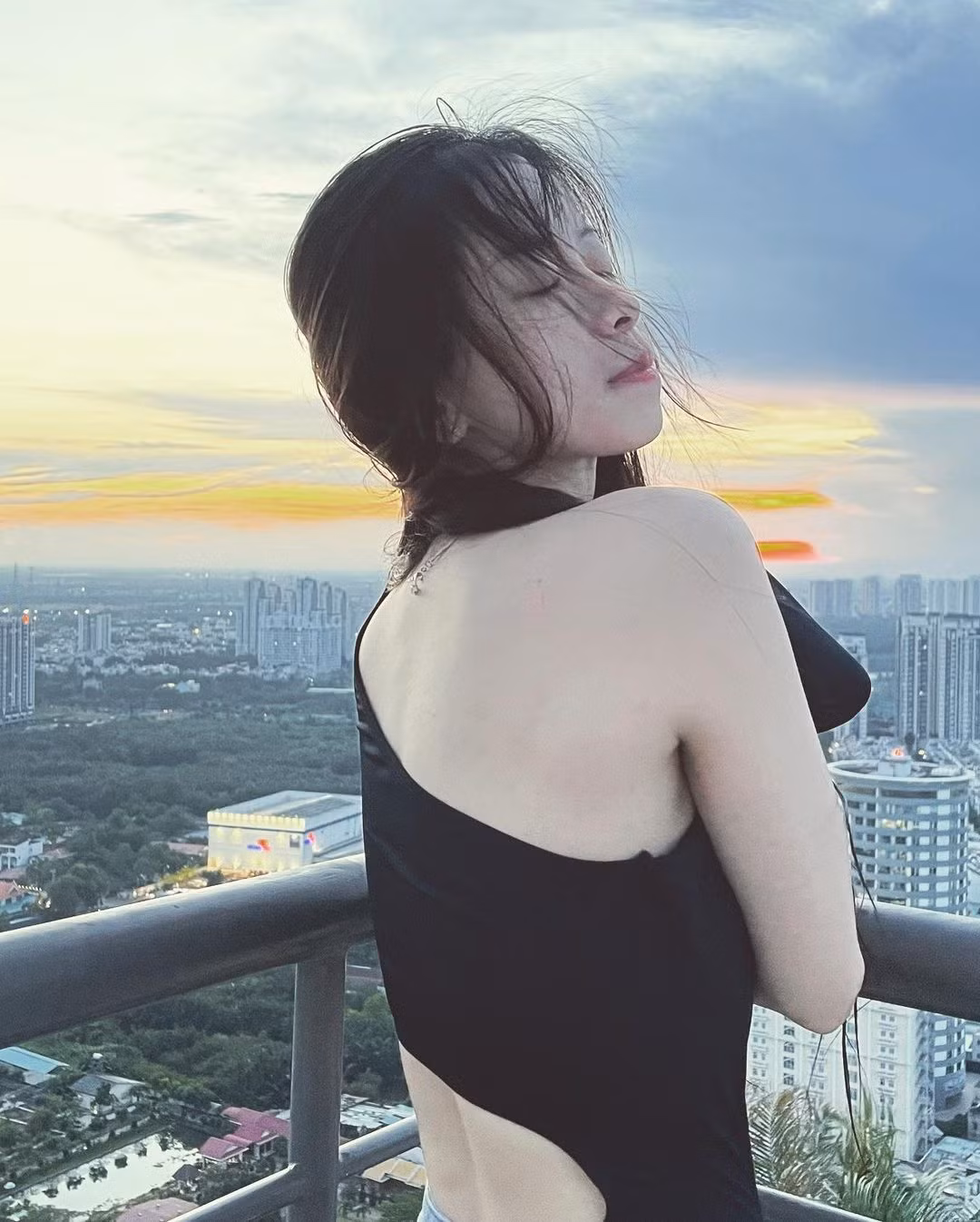 Sở hữu một làn da trắng, vóc dáng nhỏ nhắn, cùng gương mặt xinh xắn, gái xinh Taekwondo Châu Tuyết Vân luôn chiếm chọn "spotlight" trong mọi khung hình.