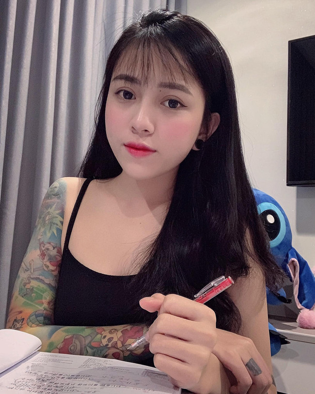 Bii Trinh bắt đầu đam mê và xăm hình lên người từ những năm học cấp 3, sau đó cô quyết định vào Sài Gòn lập nghiệp vấp phải rất nhiều chỉ trích từ gia đình. Mặc dù vậy, gái xinh vẫn quyết tự kiếm tiền để đi học xăm đã khiến cho cộng động mạng vô cùng thán phục.