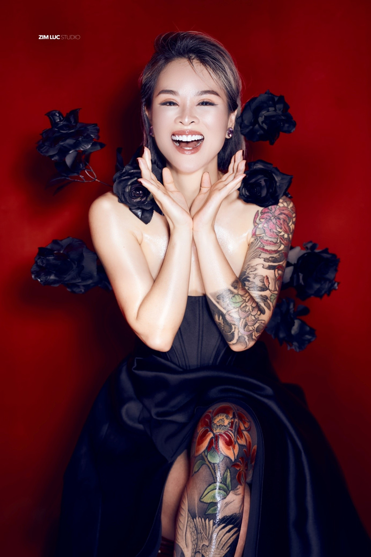 Ngoài ra, Vi Thuý còn là người mẫu ảnh về tattoo, năm 2013 cô đạt danh hiệu Miss Ink Germany (1 giải thuộc dạng Hoa hậu “hình xăm”). Năm 2019, cô được vinh danh Hoa hậu doanh nhân toàn cầu tại Thái Lan.
