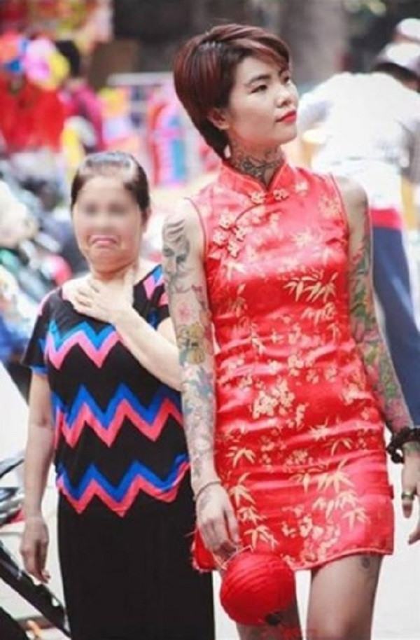 Từng bị dè bỉu trên phố – Mai Phạm, cô gái 9X, từng khiến dân cư mạng xôn xao khi đăng tải tấm ảnh mặc bộ sườn xám đỏ đang thả dáng giữa phố lồng đèn và một người phụ nữ trung niên với gương mặt “bĩu môi” liếc nhìn những hình xăm chi chít trên người cô gái.