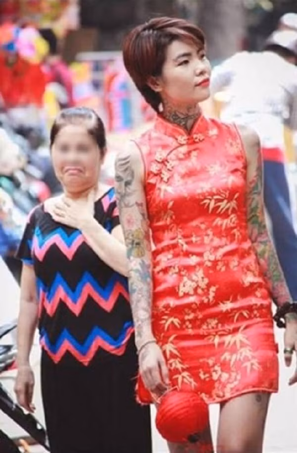 Từng bị dè bỉu trên phố – Mai Phạm, cô gái 9X, từng khiến dân cư mạng xôn xao khi đăng tải tấm ảnh mặc bộ sườn xám đỏ đang thả dáng giữa phố lồng đèn và một người phụ nữ trung niên với gương mặt “bĩu môi” liếc nhìn những hình xăm chi chít trên người cô gái.