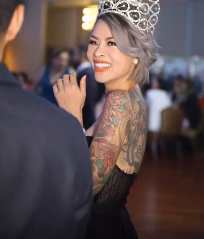 Được biết đến với danh hiệu nữ thợ xăm nổi tiếng đầu tiên ở Việt Nam, cô có một phong cách sống mạnh mẽ, cá tính. Cô được dân cư mạng chú ý với hình xăm bức tranh thủy mặc về Phật Bà Quan Thế Âm kết hợp với phong cảnh nước non hữu tình được xăm kín phía sau lưng của cô.