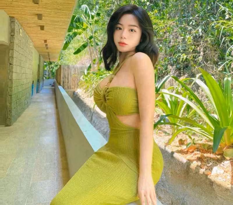 Sở hữu vòng một 110cm, cô nàng không ngại công khai những tấm hình lộ da thịt và đường cong cơ thể lên mạng xã hội.