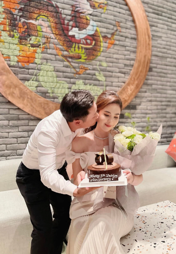 Màn thể hiện tình cảm của ông xã dành cho nữ MC làm cho cư dân mạng không khỏi trầm trồ và ghen tỵ.