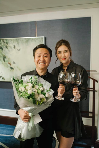 "6 năm rồi nhanh thiệt đấy chị ạ. Lúc chị mới cưới, em còn ngồi trên ghế nhà trường", "Lúc nào em cũng nhớ tháng 12 của chị Ngọc luôn ngọt ngào và ấm áp, mở đầu tháng là yêu thương, cuối tháng nhận bao thương yêu. Chúc anh chị mãi mãi hạnh phúc!", "Mong sáng nào cũng được đánh thức như vậy nha", "Vì em xứng đáng, nên luôn hạnh phúc trọn vẹn như thế này em yêu nhé!"..... là bình luận của netizen dưới bài viết của Mai Ngọc.