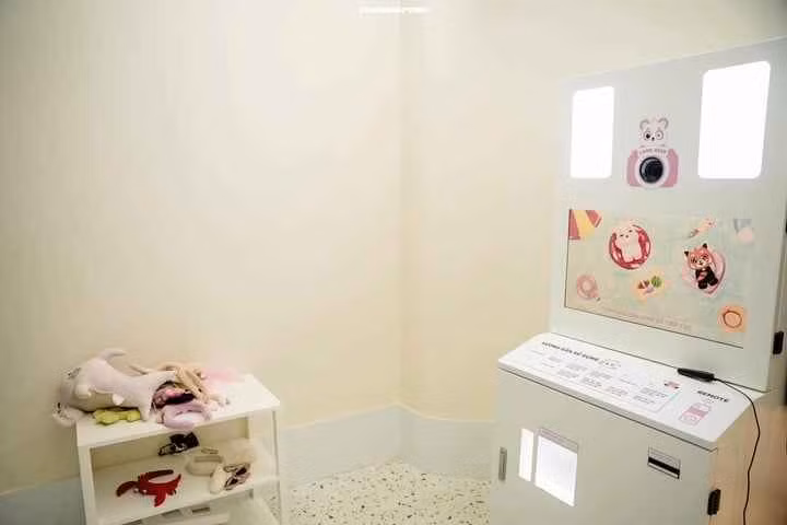 Khác với các buồng chụp ảnh Hàn Quốc trước đây, các studio này không chỉ cung cấp dịch vụ chụp ảnh mà còn có sẵn trang phục, phụ kiện, mỹ phẩm trang điểm để khách hàng có những màn hóa thân hoàn hảo nhất trong từng shoot hình.