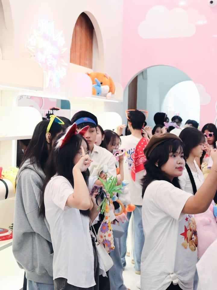 Với khả năng chụp nhanh và in ảnh ngay lập tức, photobooth là một trải nghiệm thú vị trong các buổi tụ tập bạn bè hoặc sự kiện đông người. Không chỉ đem lại tiếng cười và niềm vui tức thời, photobooth còn tạo nên một không gian mở để mọi người tương tác, cùng nhau tạo dáng và chia sẻ những khoảnh khắc đáng nhớ.