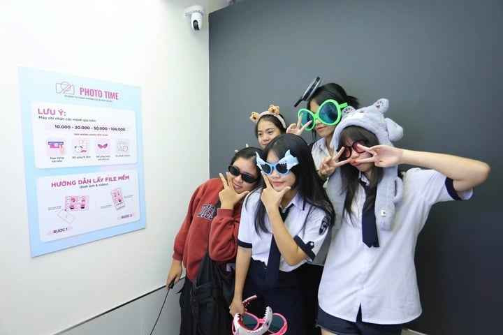 Điểm cộng của những chiếc máy này là khi chụp xong, khách hàng có thể chỉnh sửa ảnh, thêm các hiệu ứng và màu, giúp mỗi bức ảnh nhỏ trở thành một sáng tạo nhỏ, mang đậm phong cách cá nhân. Điều này đặc biệt thu hút gen Z, những người luôn tìm cách thể hiện cái tôi và cá tính độc đáo của mình.