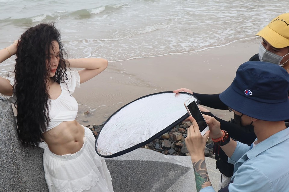 Có thể thấy sau một thời gian dài kín đáo, Angela Phương Trinh đã quay lại thời trang mặc hở. Trước khi thông báo ăn chay trường và rút lui dần khỏi làng giải trí, người hâm mộ thường xuyên được chiêm ngưỡng những màn khoe hình thể nóng bỏng của giọng ca Có Khi Nào Anh.