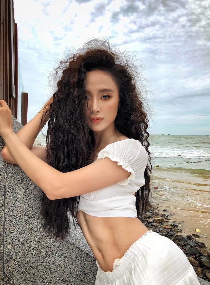 Suốt một thời gian dài, người đẹp Angela Phương Trinh chỉ gắn liền với đồ lam, vậy nên những màn thả dáng ở phòng gym với các bộ cánh ôm sát những ngày qua khiến netizen không khỏi trầm trồ.