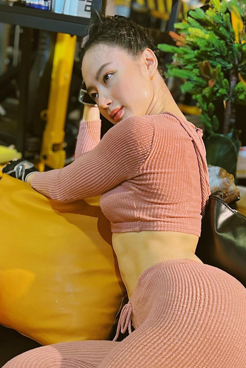 Angela Phương Trinh từng thực hiện một bộ ảnh chuyên nghiệp ở bờ biển, khoe vòng eo lộ múi. Nhờ có hình thể chuẩn chỉnh sau thời gian dài tập luyện nên mỹ nhân gốc Sài thành thỏa sức khoe dáng với nhiều xu hướng thời trang thịnh hành.