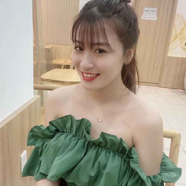 Theo tìm hiểu từ cư dân mạng, vợ của YouTuber Lộc Fuho có tên Kim Thủy, là một cô gái xinh đẹp quê ở Bình Định.