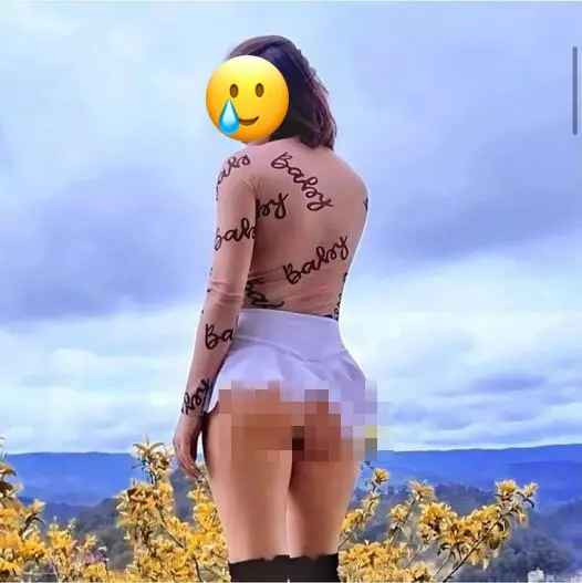 Thời gian quan, ngoài những trang phục thanh lịch hoặc gợi cảm nhưng không quá lố vẫn xuất hiện nhiều người có cách ăn mặc gây sốc, chẳng giống ai. Điển hình như trường hợp của người phụ nữ thả rông vòng 1 mới đây.