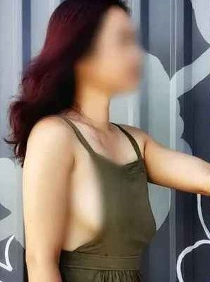 Nhưng điểm khiến người xem tranh cãi chính là phong cách ăn mặc hở hang của người phụ nữ này.