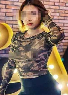 Nói về lý do thích mặc hở bạo, chị C., cho hay bản thân không hoạt động nghệ thuật, hình ảnh cũng không mang tính thương mại, chỉ đơn giản là chị muốn lưu giữ những khoảnh khắc tuổi xuân.