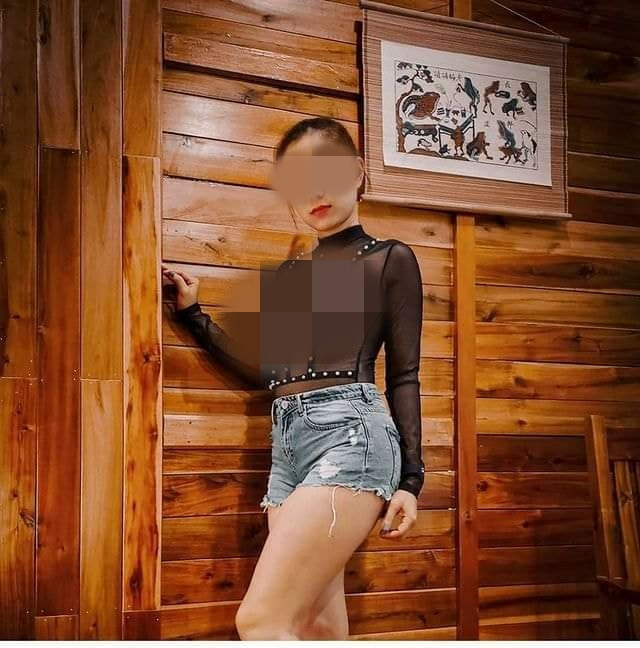 Việc chị C. liên tục thả rông lại mặc áo lưới xuyên thấu ra đường, chụp ảnh lưu niệm cùng chồng con làm ai cũng khó hiểu.