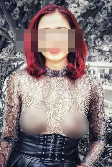 Đáng chú ý hơn là mỗi bức hình chị show lên trang cá nhân cũng chẳng cần nội y che chắn.