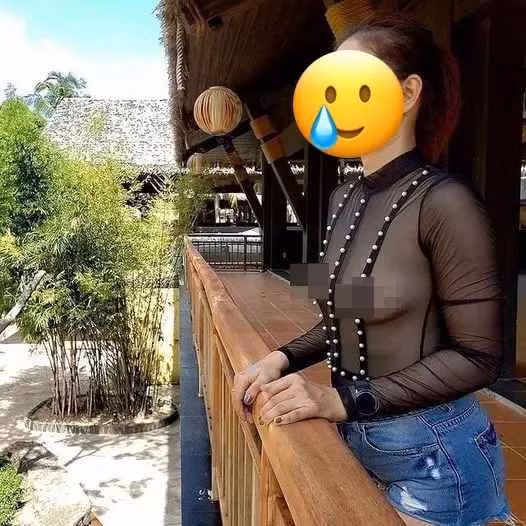 Theo đó, cư dân mạng mới đây đang lan truyền hình ảnh về một người phụ nữ ăn mặc phản cảm. Nhìn ảnh, chị này khoảng ngoài 30 tuổi.