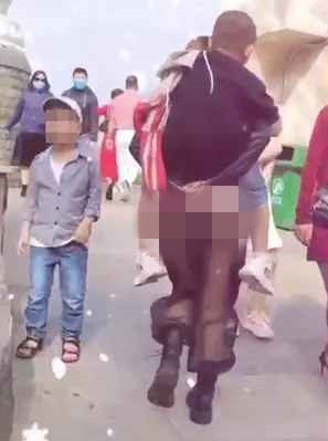 Danh tính người này tưởng lạ hóa quen. Chị là L.B.C, một phụ nữ đã có gia đình, hiện đang sinh sống và làm việc tại TP HCM.