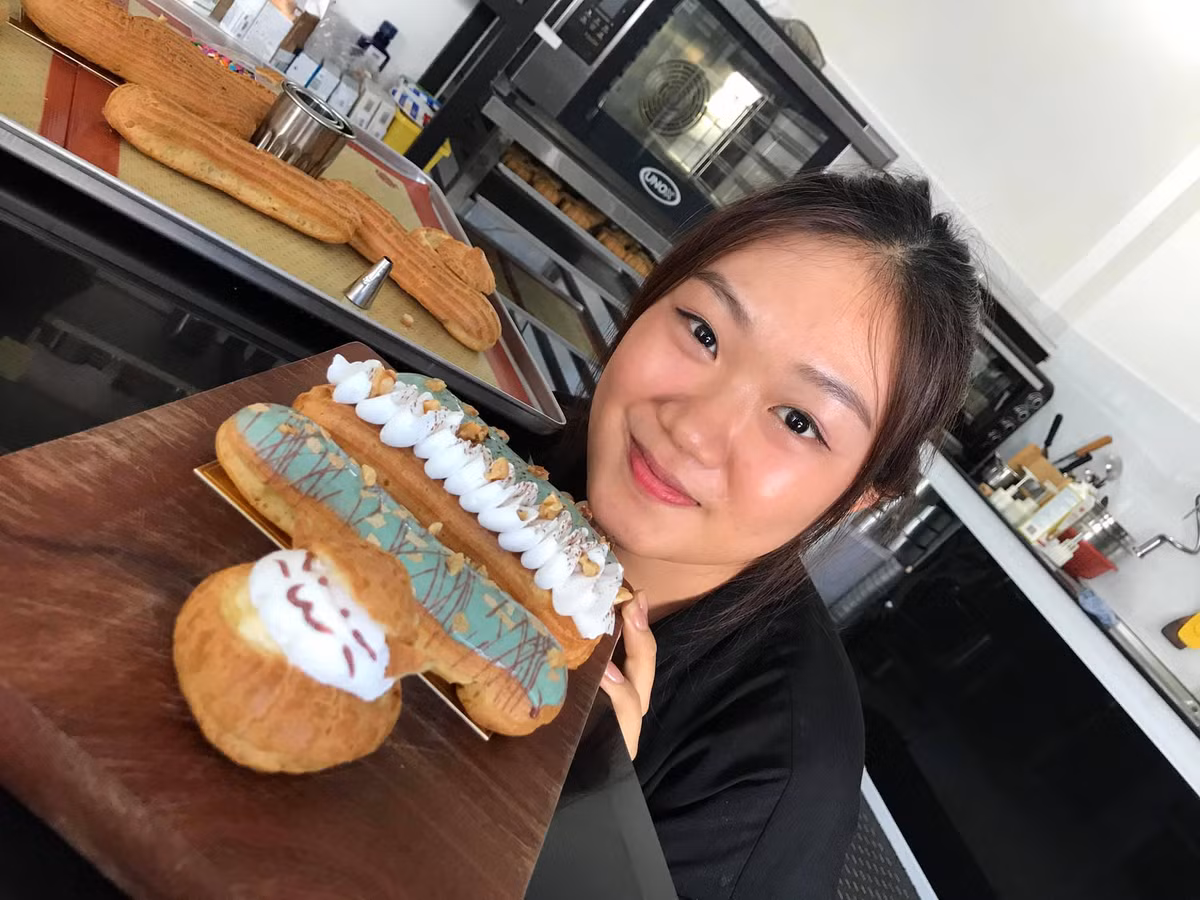 Sau khi những bức ảnh của Quỳnh Chi làm bếp và thực hiện những món ăn bắt mắt được đăng tải, trang cá nhân của cô nàng được khá nhiều người theo dõi và vô vàn những lời khen tiếp tục được gửi đi từ dân mạng tới cô nàng hot girl 10X đại học Rmit.