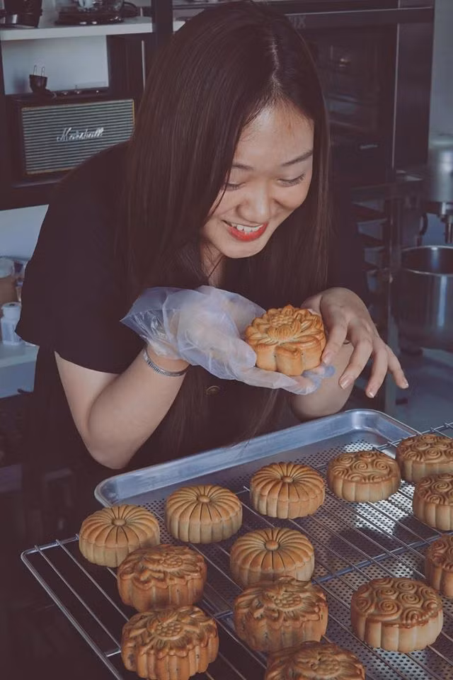 Những bức ảnh Quỳnh Chi đăng tải về những món ăn mình làm, cô bạn nhận được vô vàn lời khen từ bạn bè như: "Đã xinh lại còn khéo chị ơi. Đúng chuẩn người phụ nữ Việt Nam", "Ui chị khéo tay quá ạ", "Trời ơi sao mình mê những cô nàng tóc thẳng đen và nữ công gia chánh thế nhỉ",...