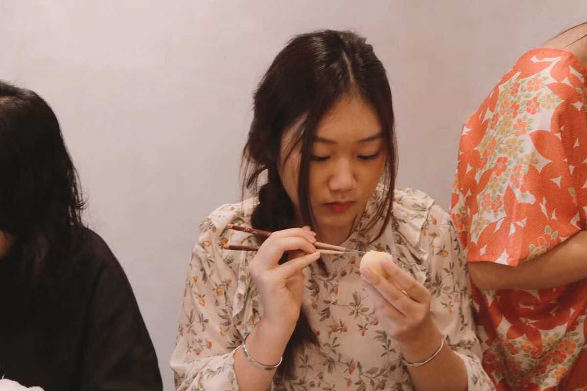 Nên mình thấy khá may mắn khi được ba mẹ tạo điều kiện cho theo học ở trường. Tuy nhiên, riêng mình, mình chỉ chọn thời trang phù hợp với lứa tuổi và sở thích của mình, không quan trọng hàng hiệu. Còn nữ công gia chánh thì đó là sở thích ăn vào máu mình từ nhỏ rồi". Quỳnh Chi nói thêm.