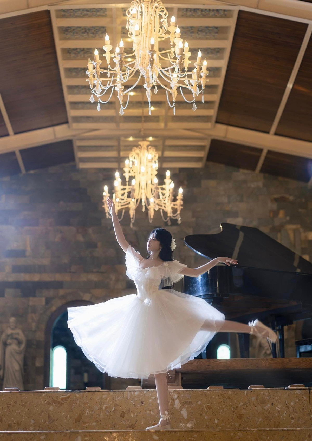 Ở tuổi 19, thay vì tận hưởng ánh hào quang hay sự ưu ái từ danh tiếng gia đình, con gái Quyền Linh học cách sẻ chia bằng việc lập quỹ từ thiện dành cho trẻ em có hoàn cảnh khó khăn.