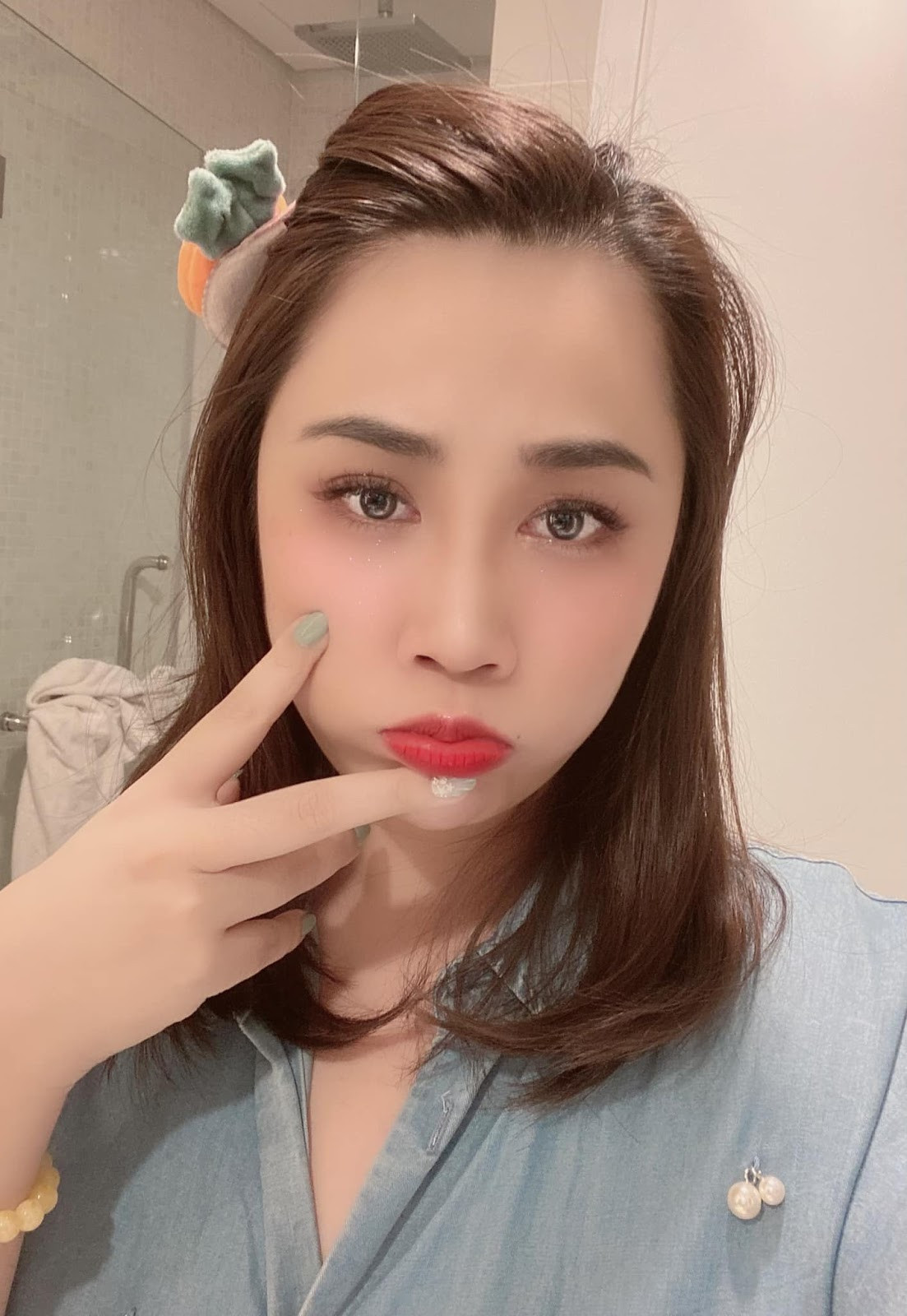 Tuy nhiên, những bức ảnh bụi team qua đường chụp lén Gào bị lột trần nhan sắc thật.