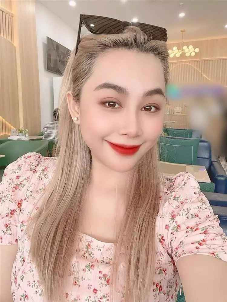 Gào tên thật là Vũ Phương Thanh từng là cây viết gây chú ý với những tiểu thuyết tình yêu giai đoạn đầu những năm 2010. Tuy nhiên, sau này, nữ nhà văn được nhớ đến nhiều hơn với những thị phi và một cuộc hôn nhân ồn ào.