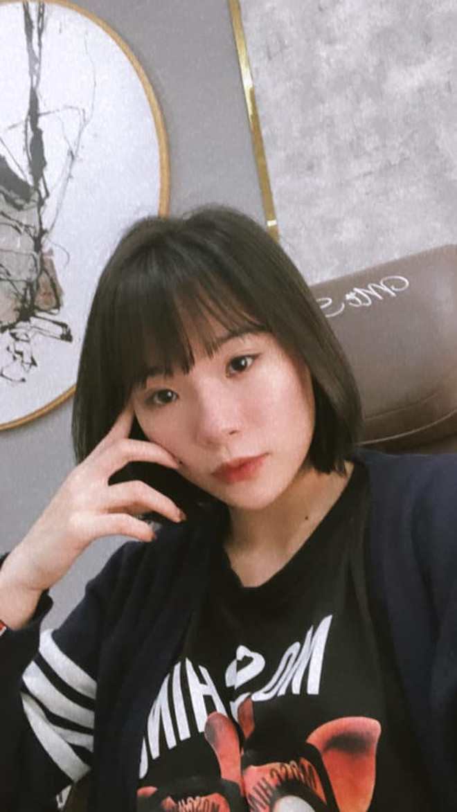 Thùy Linh cũng thích selfie như các cô gái khác