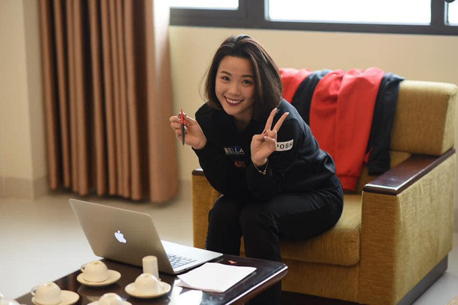 Lâu lâu, Thùy Linh cũng đổi gió với váy vóc và khi ấy thì hẳn kha khá chàng trai đã phải ngẩn ngơ.