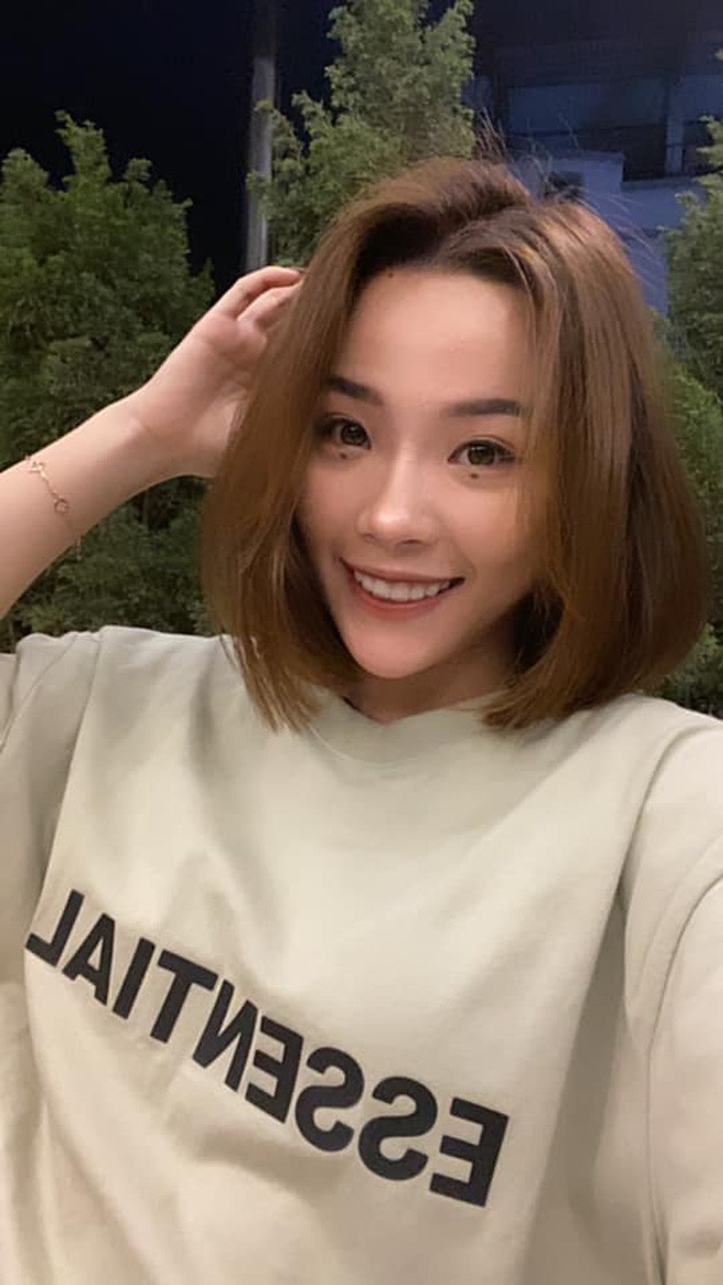 Khác với vẻ mạnh mẽ trên sân, Thùy Linh ngoài đời trông dịu dàng và nữ tính hơn hẳn với mái tóc ngắn quen thuộc.