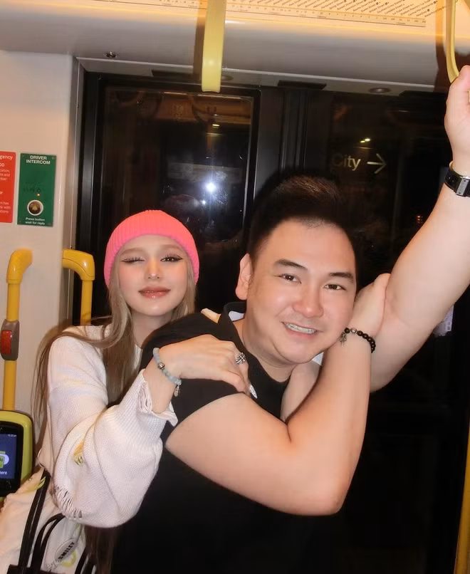 “Vui thì kết hôn, không vui thì thôi. Nếu phù hợp thì mình cưới chứ có gì đâu. Từ ngày mình cưới thì mọi người đã nói ra nói vào mối quan hệ của tụi mình. Mình cũng từng nói từ rất lâu là trên đời này không có gì chắc chắn, kể cả khi mình đã cưới bạn thì cũng không có gì chắc chắn là bọn mình sẽ ở bên cạnh nhau lâu dài, chỉ là ở thời điểm đó tụi mình cảm thấy hạnh phúc và oke là được rồi” - Xoài Non nói.