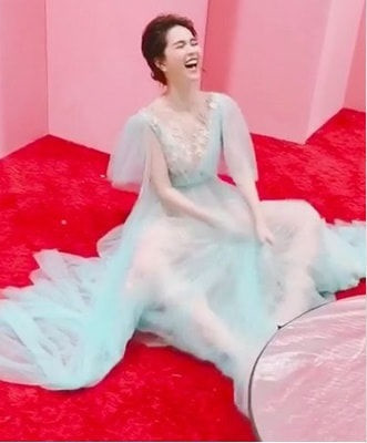 Trong đó, dáng ngồi ăn "chồm hổm" hay nụ cười hào sảng bất chấp việc hở lợi của Ngọc Trinh nhiều lần khiến fan cười ra nước mắt.