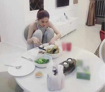 Trong hình, thay vì ngồi khép nép như thường, Ngọc Trinh ngồi ăn rất vô tư khi "banh chân". Tuy nhiên, "nữ hoàng nội y" khéo léo lấy váy che đi vùng nhạy cảm.