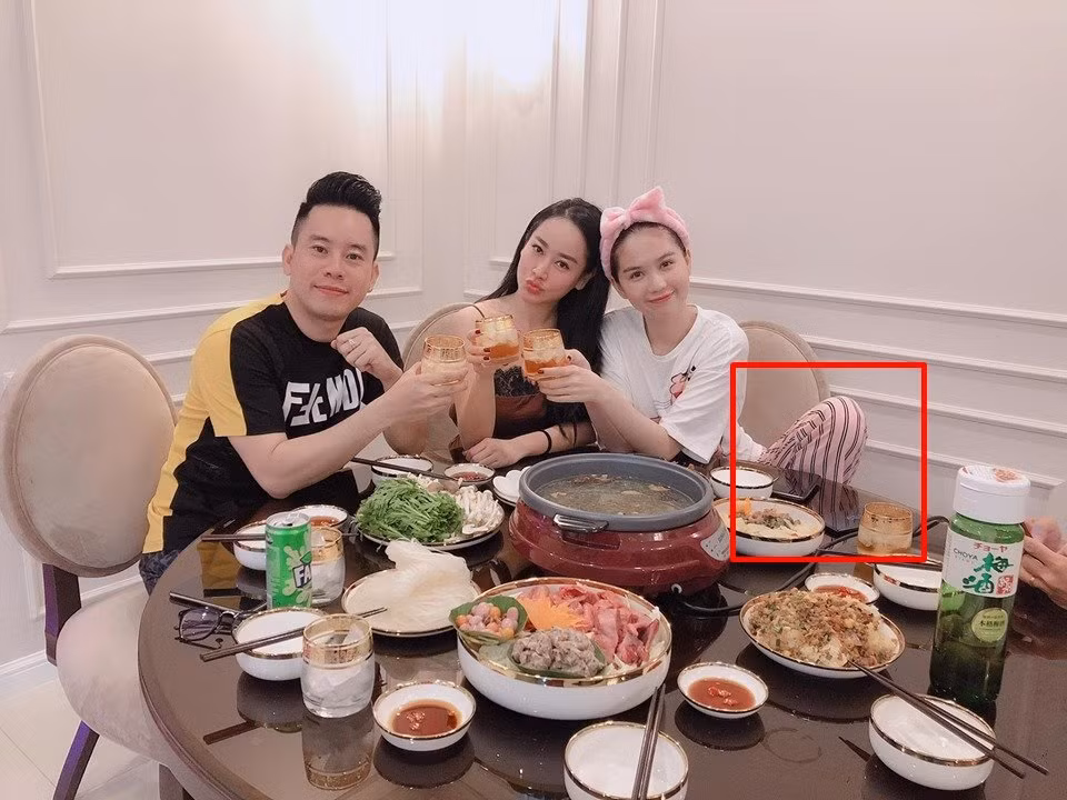 Dáng ngồi co chân bá đạo của Ngọc Trinh là điểm nhấn của cô nàng trong mỗi bữa ăn với bạn bè.