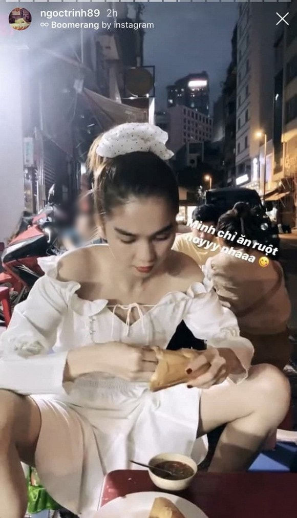 Cụ thể, trên trang cá nhân "Nữ hoàng nội y" chia sẻ loạt khoảnh khắc đi ăn đêm cùng ekip. Qua đó, dáng ngồi bá đạo của Ngọc Trinh khi ngồi ăn quán vỉa hè đã khiến người hâm mộ đặc biệt chú ý.