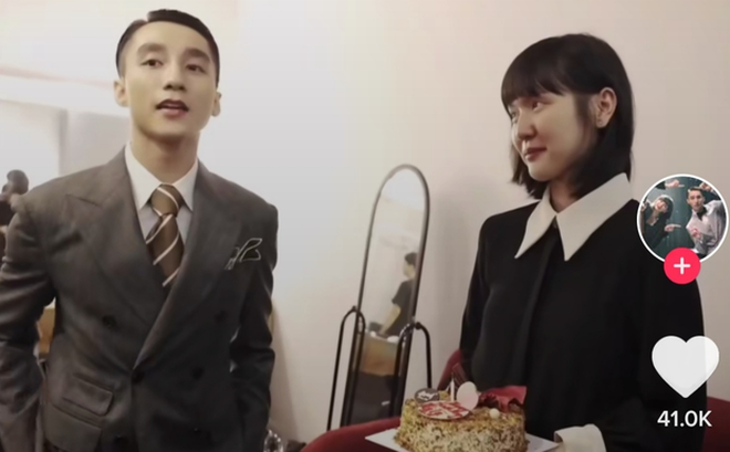 Nhưng nói gì thì nói, dạo gần đây tự nhiên Hải Tú có sở thích đội mũ, rồi chỉnh màu tone lạnh rồi còn mặc trùng kiểu áo sơ mi giống Sơn Tùng M-TP càng khiến dân tình đặt nghi vấn chuyện tình cảm.