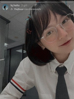 Cách đây ít giờ, nữ diễn viên Hải Tú - “gà cưng” Sơn Tùng M-TP vừa khoe 1 chiếc ảnh selfie trên Instagram cá nhân. Trong ảnh cô diện một chiếc áo sơ mi trắng thắt cà vạt màu xám.