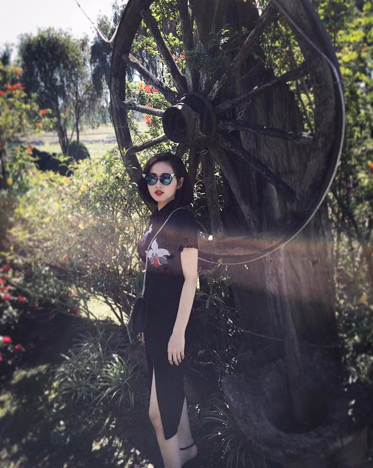 Những trang phục của Tâm Tít còn hướng tới cách mặc tối giản. Trang phục là yếu tố chính giúp các cô gái nổi bật hơn mà không cần tới sự trợ giúp của những món đồ phụ kiện.