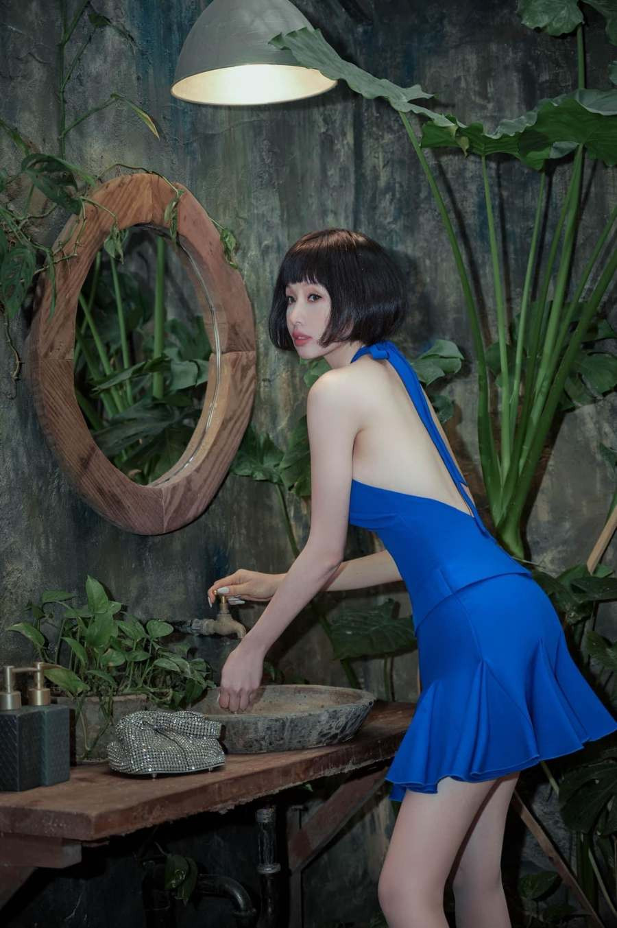 Đa phần những thiết kế gần đây được Tâm Tít lựa chọn đều có phom dáng ngắn, đơn sắc nhưng đa dạng. Từ những tông màu sáng tới những tông màu trầm, đều giúp tôn da người mặc hiệu quả.